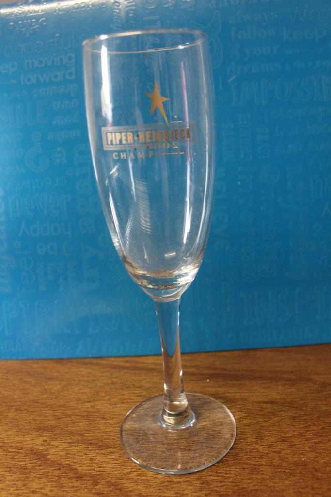 Champagneglas Piper Heidsieck jaar 2000. cadeau, Verzamelen, Glas en Drinkglazen, Zo goed als nieuw, Overige typen, Ophalen of Verzenden