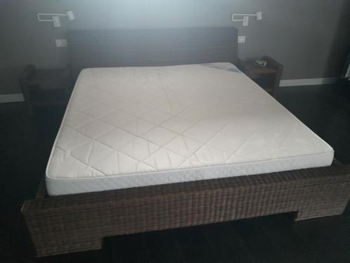 180x200 bed van bruin rotan met nachtkastjes, Huis en Inrichting, Slaapkamer | Boxsprings, Gebruikt, 180 cm, 200 cm, Tweepersoons