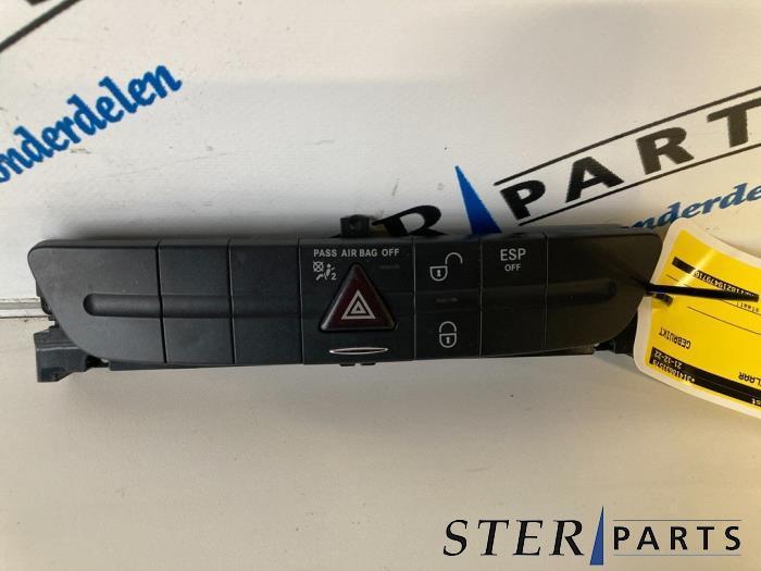 Commutateur éclairage d'urgence d'un Mercedes E-Klasse, Autos : Pièces & Accessoires, Tableau de bord & Interrupteurs, Mercedes-Benz