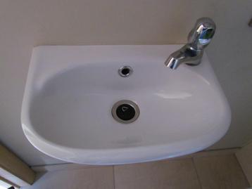 handwasbakje wit porselein met Grohe koudwaterkraan beschikbaar voor biedingen