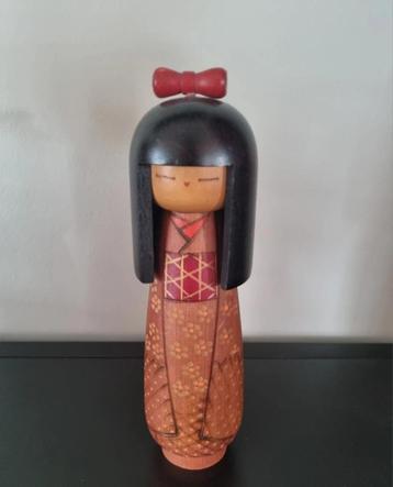 Superbes « Petites fleurs » kokeshi de Kazuo Takamizawa disponible aux enchères