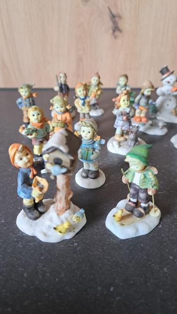 Hummel - 14 mini figuren - 5,5 cm tot 6,5 cm - Winterthema beschikbaar voor biedingen