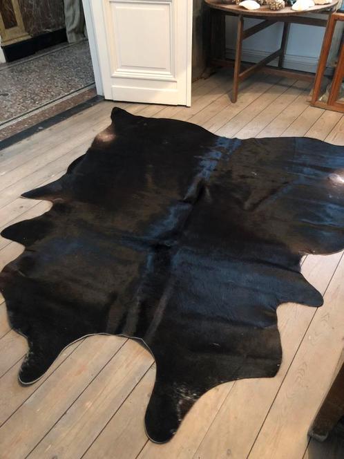 NIEUW TAPIJT VLOERKLEED KOEVEL HUID GROOT MODEL ZWART, Huis en Inrichting, Stoffering | Tapijten en Vloerkleden, Nieuw, 150 tot 200 cm