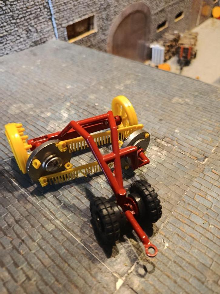 Ancienne faneuse Ros 1:32, Hobby & Loisirs créatifs, Voitures miniatures | 1:32, Utilisé, Tracteur et Agriculture, Autres marques