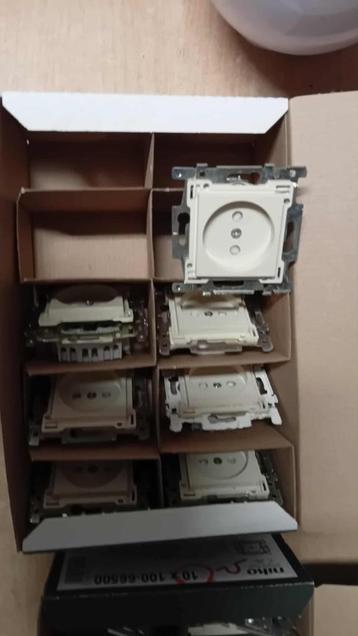 Stopcontact Niko zonder aarding  beschikbaar voor biedingen