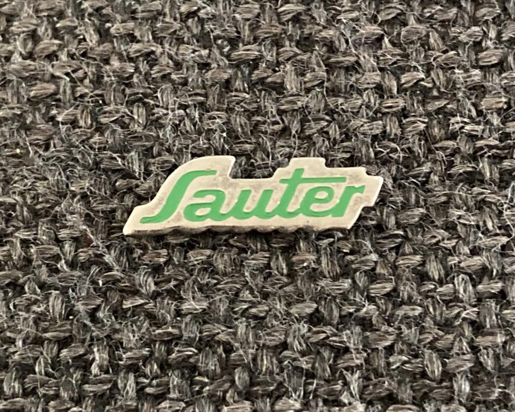 PIN - SAUTER, Envoi, Utilisé, Autres sujets/thèmes, Insigne ou Pin's