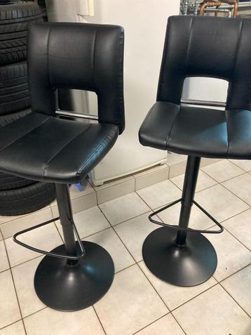2 barkrukken beschikbaar voor biedingen