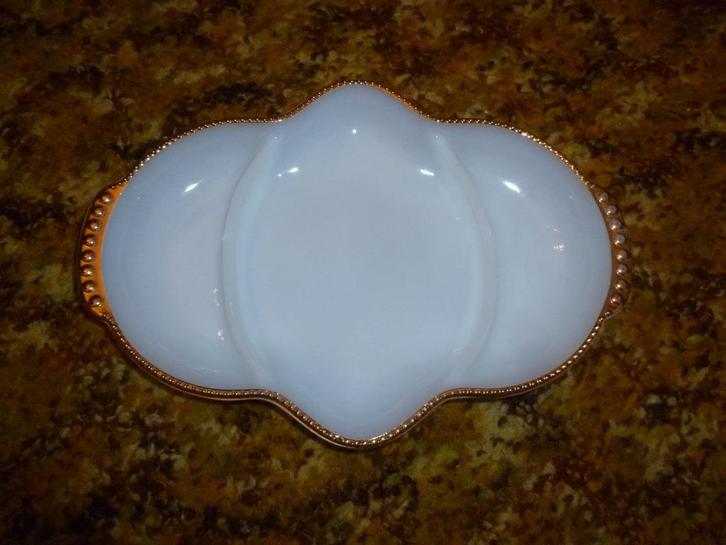 witte ondoorzichtige glazen schaal met 3 vakken met gouden r, Antiek en Kunst, Antiek | Glaswerk en Kristal, Ophalen of Verzenden