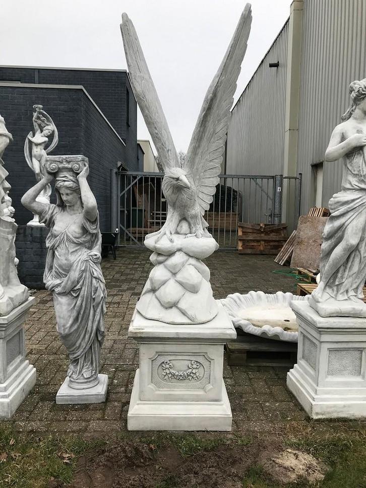 Adelaar beeld, tuinbeeld, zeer groot, dierenbeeld op sokkel, Tuin en Terras, Tuinbeelden, Dierenbeeld, Steen, Ophalen of Verzenden