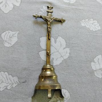 Crucifix en cuivre sur pied beschikbaar voor biedingen