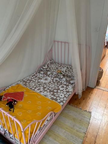 Roze meegroei bed ikea incl lattenbodem en matras beschikbaar voor biedingen