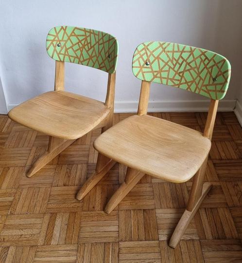 2 stoeltjes stijl casala in hout t.v.v. Kinderkankerfonds, Kinderen en Baby's, Kinderkamer | Tafels en Stoelen, Zo goed als nieuw