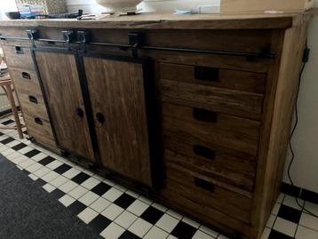 Kast beschikbaar voor biedingen