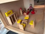 Poppenhuis met houten meubeltjes en 2 houten popjes, Verzamelen, Poppenhuizen en Toebehoren, Ophalen, Zo goed als nieuw, Poppenhuis