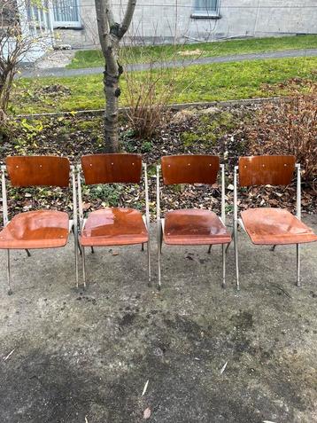 Chaises pyramidales Wim Rietveld écoutant le cercle, Enlèvement