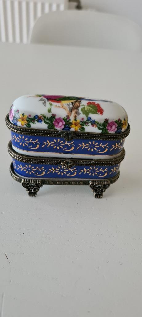 Une ancienne boite en porcelaine de Limoges, deux boites Han, Antiquités & Art, Antiquités | Porcelaine, Enlèvement ou Envoi