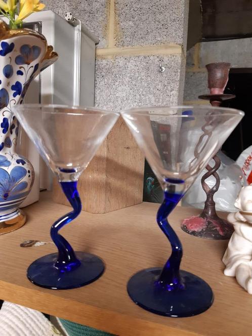 Lot : 2 verres avec pied bleu - verre, Collections, Verres & Petits Verres, Enlèvement ou Envoi