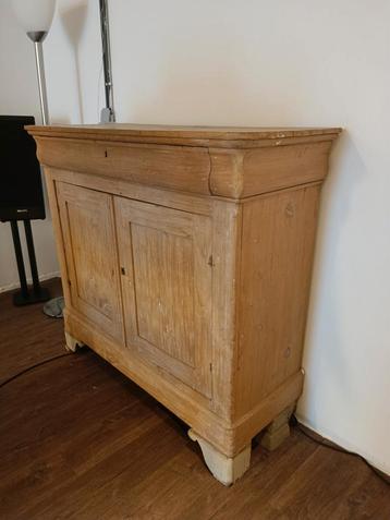 Landelijke kast beschikbaar voor biedingen