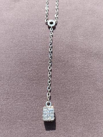 Collier pendentif avec un dé en strass  beschikbaar voor biedingen