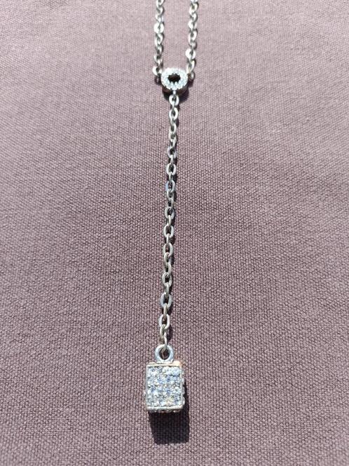 Collier pendentif avec un dé en strass, Handtassen en Accessoires, Kettingen, Zilver, Zilver, Ophalen of Verzenden