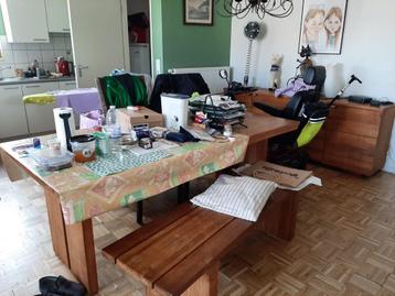 tafel en stoelen beschikbaar voor biedingen