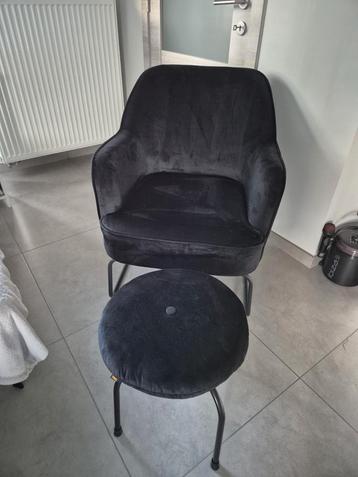 Mooie moderne zetel met poefje van Zons beschikbaar voor biedingen