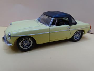 MGB  1:43 UNIVERSAL HOBBIES, Enlèvement ou Envoi, Comme neuf, Voiture, Universal Hobbies