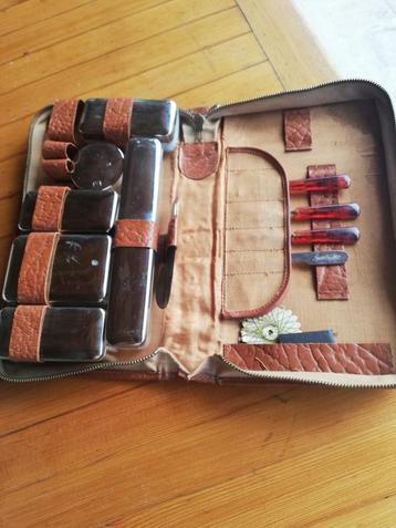 Lederen toilettas uit de jaren 60 beschikbaar voor biedingen