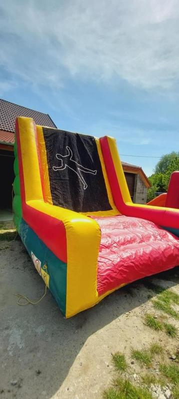 LOCATION: Fun Games: Homme Mouche beschikbaar voor biedingen