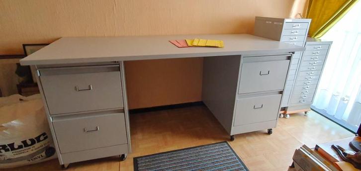 Bureau, Huis en Inrichting, Bureaus, Zo goed als nieuw, Bureau, Met wielen, Ophalen