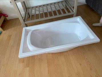 Goede commode met babybadje en verschoonkussen