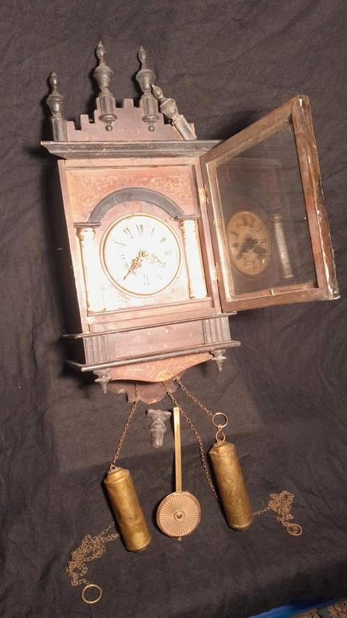 Biedermeier wandklok met porseleinen zuiltjes, Antiquités & Art, Antiquités | Horloges, Enlèvement