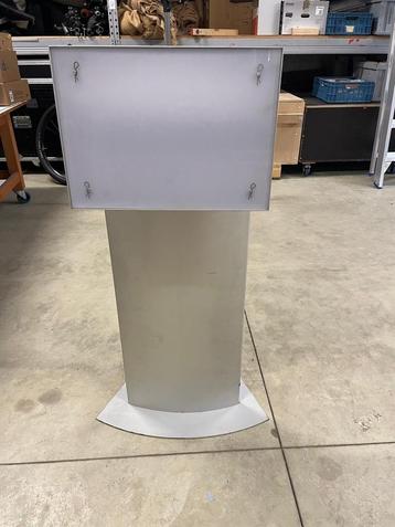 Spreekstoel aluminium met plexi front verlicht beschikbaar voor biedingen