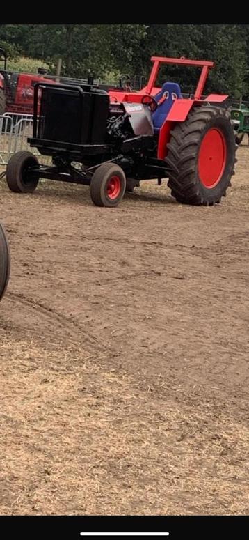 ** un puissant Major Trekkertrek Fordson avec un gros moteur disponible aux enchères