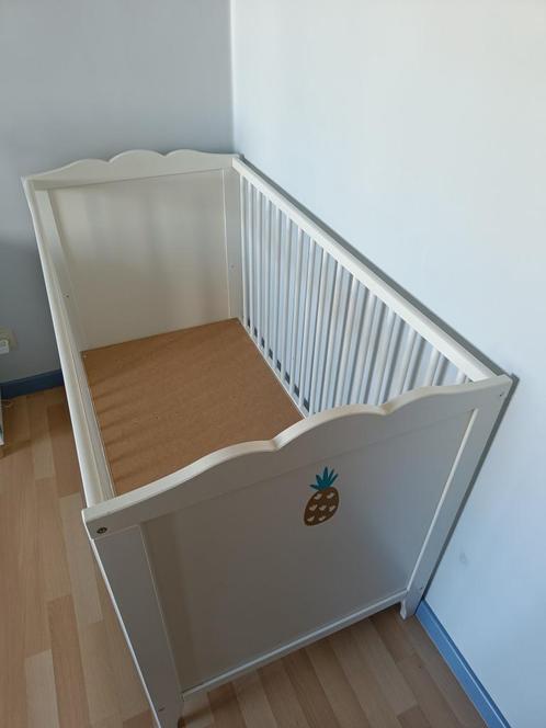 Ikea Hensvik babykamer: bedje incl. matras, kast en commode, Kinderen en Baby's, Kinderkamer | Commodes en Kasten, Gebruikt, Commode