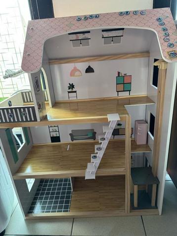 Poppenhuis met accesoires beschikbaar voor biedingen