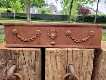 Roestige jardiniere van gietijzer bloembak beschikbaar voor biedingen