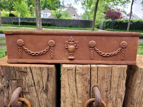 Roestige jardiniere van gietijzer bloembak, Tuin en Terras, Bloembakken en Plantenbakken, Zo goed als nieuw, Metaal, Binnen, Balkon