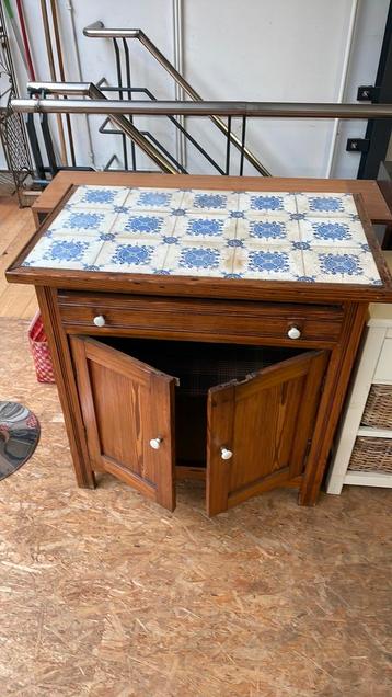 Antieken oud kastje, bovenkant is met delft tegeltjes beschikbaar voor biedingen
