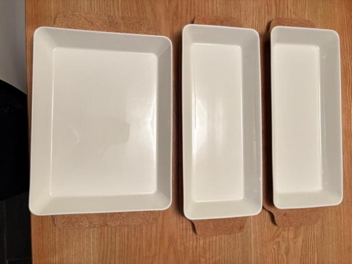 IITTALA schotels met onderlegger, Huis en Inrichting, Keuken | Servies, Zo goed als nieuw, Schaal of Schalen, Effen, Keramiek