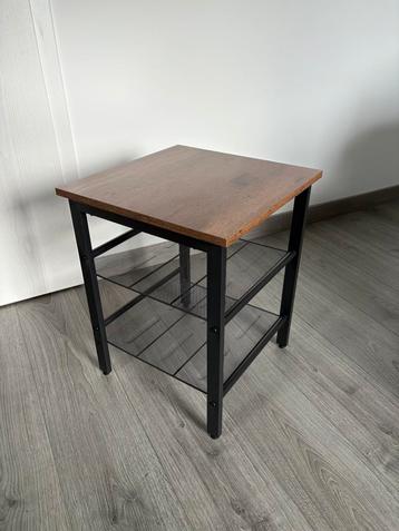 Industriële bijzettafel. beschikbaar voor biedingen