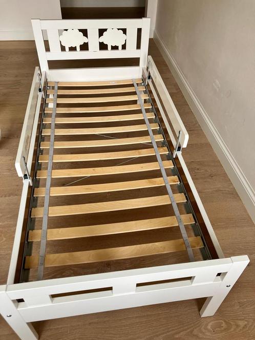 Mooi kleuterbed met twee veiligheidsrelingen en dekbed, Huis en Inrichting, Slaapkamer | Bedden, Zo goed als nieuw, Eenpersoons