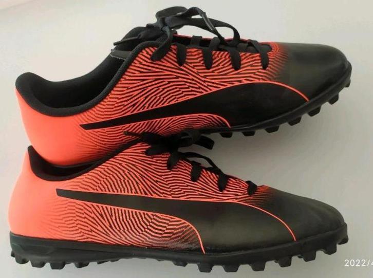 Chaussures de foot enfant Puma 38.5 gazons synthétiques, Sport en Fitness, Voetbal, Schoenen, Ophalen of Verzenden