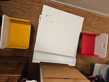 Table de jeux et ses deux chaises encastrables Oxybul beschikbaar voor biedingen