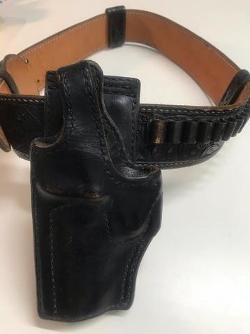 Riem met holster en patronenhouder beschikbaar voor biedingen