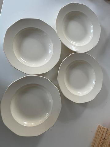 Set van 4 oude Villeroy & Boch soepborden beschikbaar voor biedingen