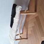 Trendy  stevig bankje in geitenvel, Huis en Inrichting, Ophalen, Gebruikt, Overige materialen