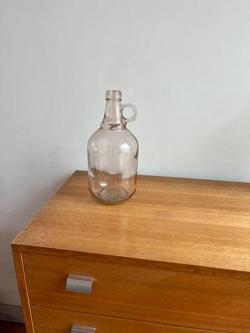 Roze fles beschikbaar voor biedingen