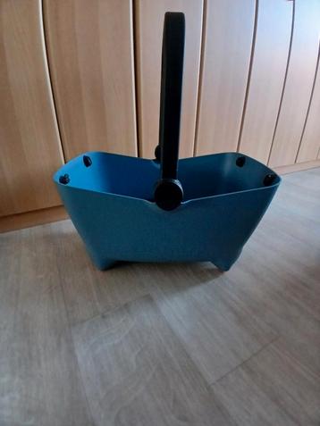 NIEUWSTAAT BASIL BLAUW HONDENFIETSENMAND beschikbaar voor biedingen