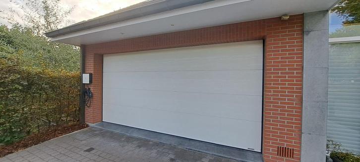 Witte sectionale poort.B4,5 m. H2,15m. Beschikbaar 20/10, Doe-het-zelf en Bouw, Overige Doe-Het-Zelf en Bouw, Zo goed als nieuw